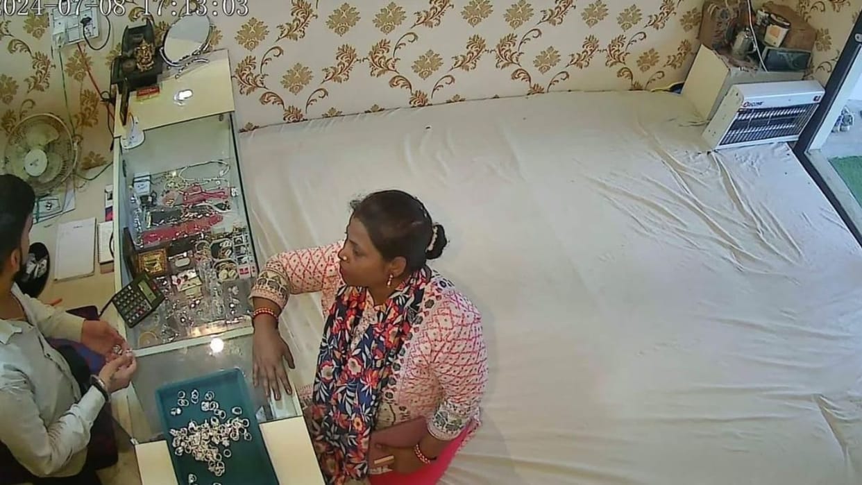 woman stole jewelry from BJP leader's jewellery shop in Varanasi