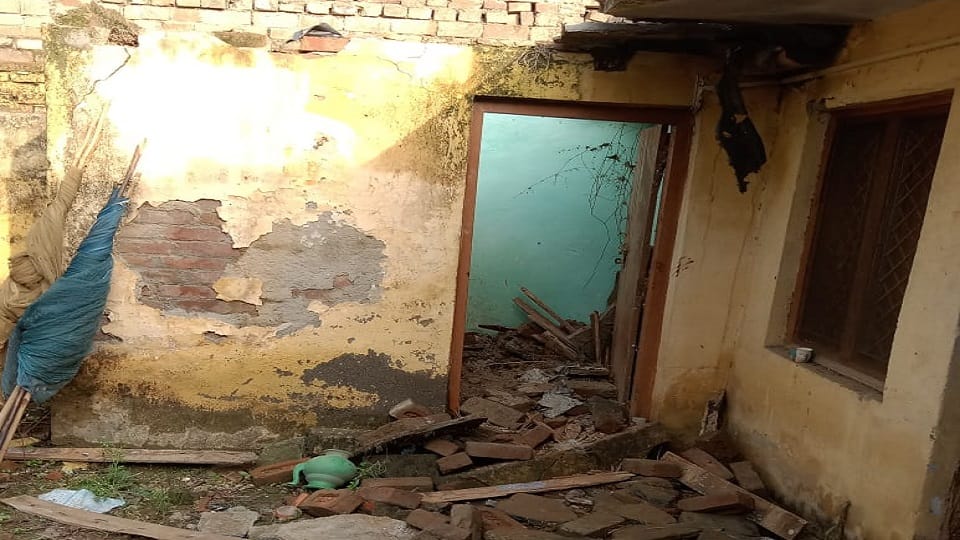 A woman died after being buried under the debris of the roof of a house that collapsed during the rains her de