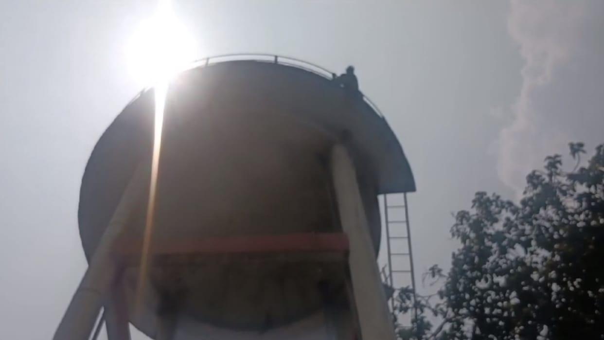 Gonda: A rape victim climbed on a tanky for arrest of rape accused.