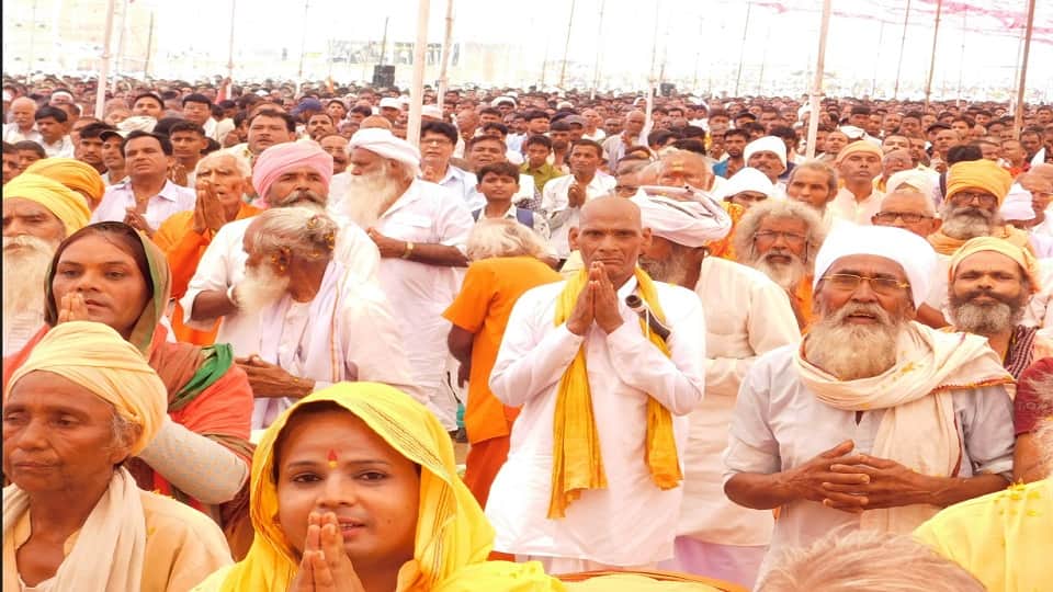 हाथरस हादसे से पहले सत्संग का दृश्य