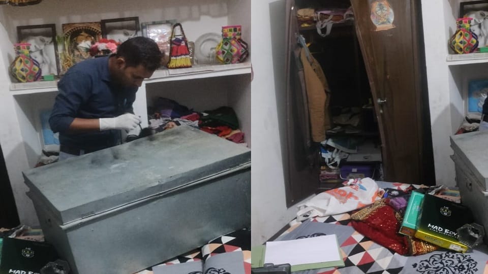 Constable posted in Mainpuri was busy guarding someone else's house theft took place in his own house