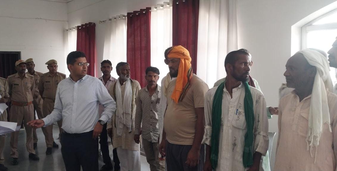 Chitrakoot Villagers said that pieces of stones fall in houses due to blasting, DM assured action