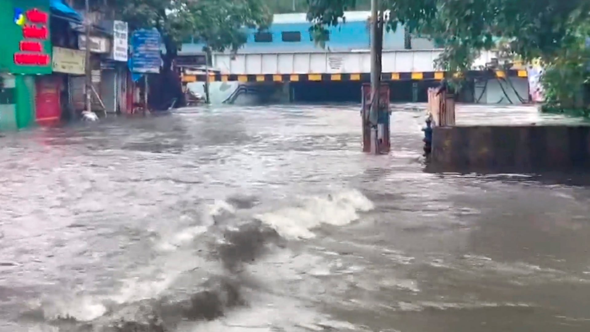 बारिश से सड़कें डूबीं