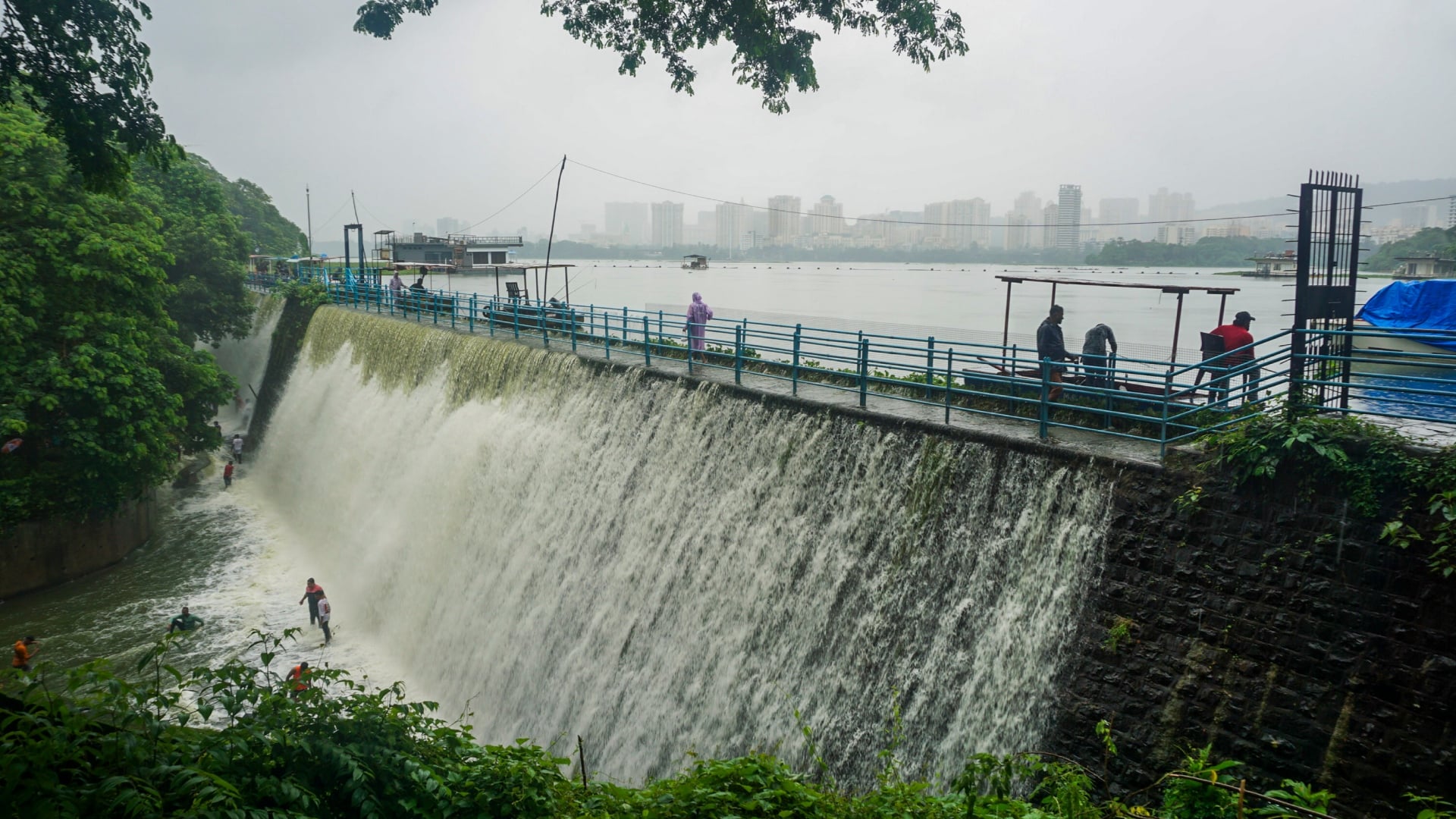 मुंबई में कई इलाकों में भारी बारिश