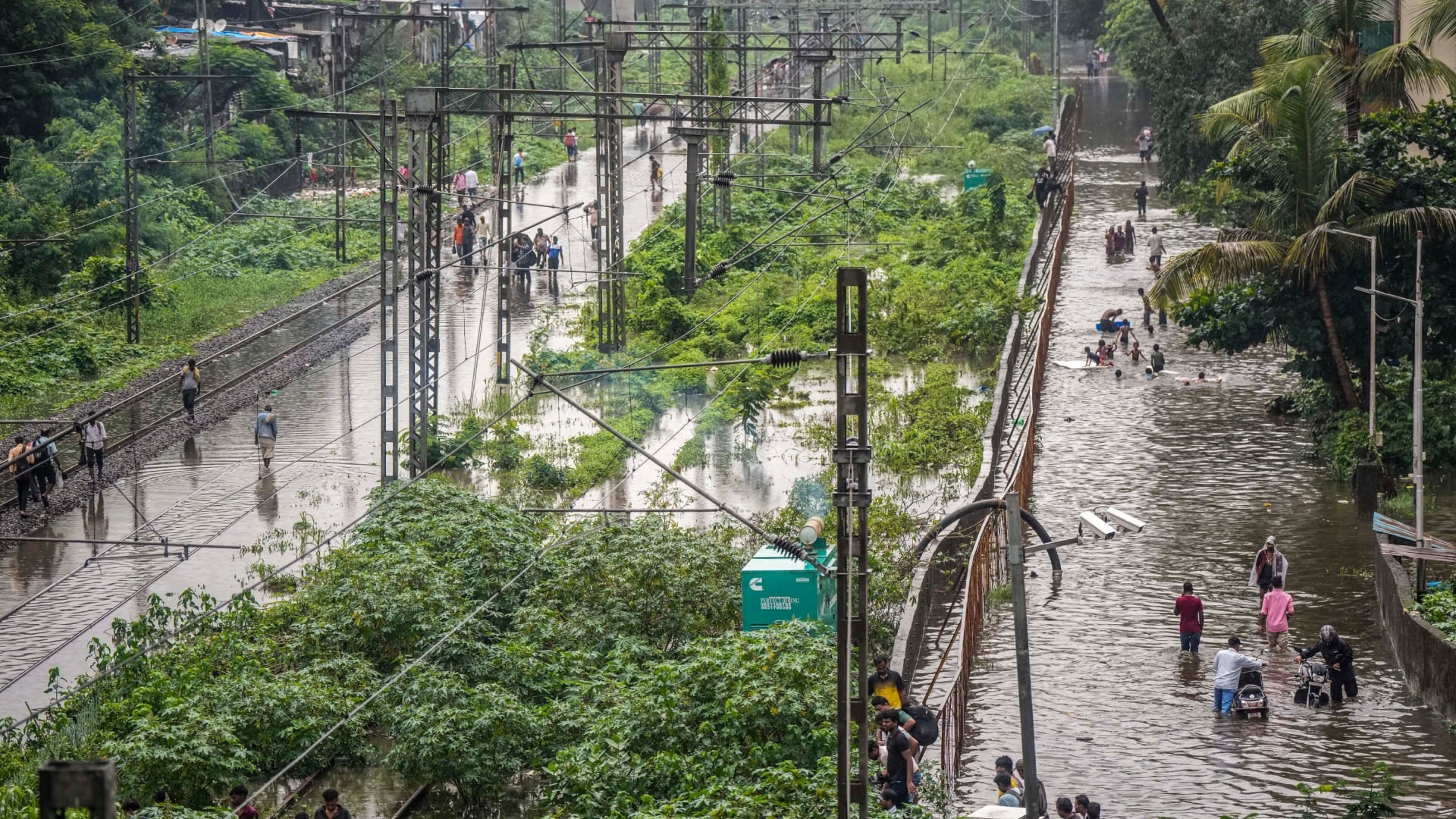 मुंबई में भारी बारिश के कारण पटरियों पर पानी भरा
