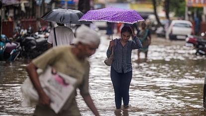 UP Weather : धीमी हुई मानसून की चाल... आज से फिर पकड़ेगा रफ्तार, इन जिलों के लिए भारी बारिश की चेतावनी Weather of UP: Monsoon has slowed down, will intensify again from tomorrow, warning of heavy rain issued in th