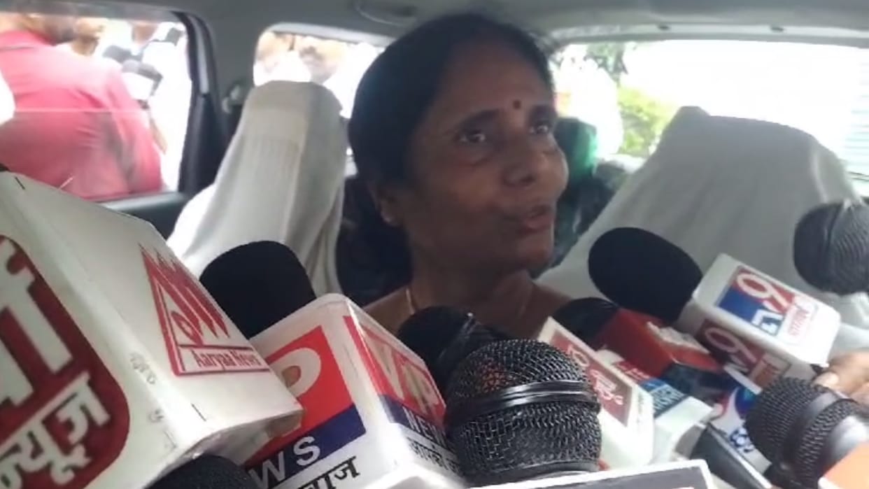 Shaheed captain Anshuman Singh's mother meet to Rahul Gandhi.