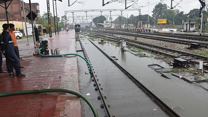 UP: Schools closed in many districts due to rain, 32 deaths due to house-wall collapse, trains affected, aler