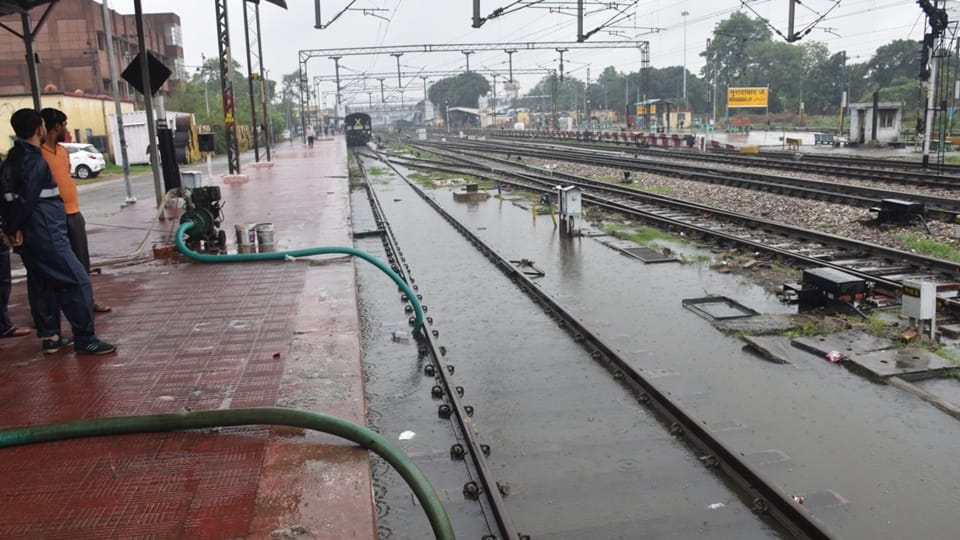 Railway News: Water filled on Moradabad-Lucknow railway track... many trains affected