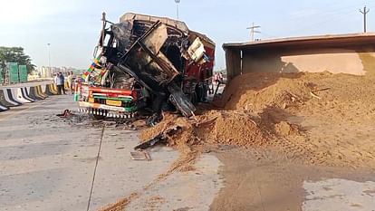 Accident: A truck hit a parked truck from behind and two people died in nalanda