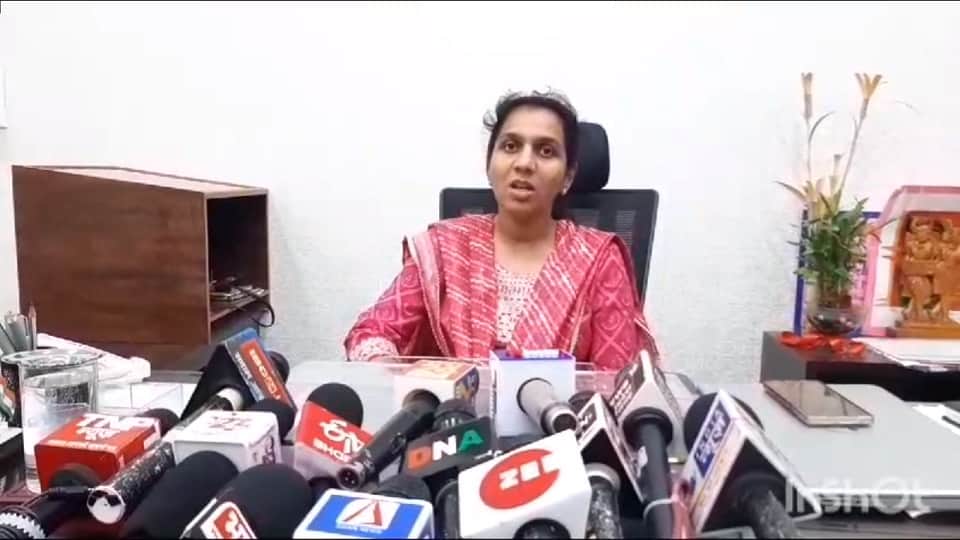 नम्रता गांधी, कलेक्टर