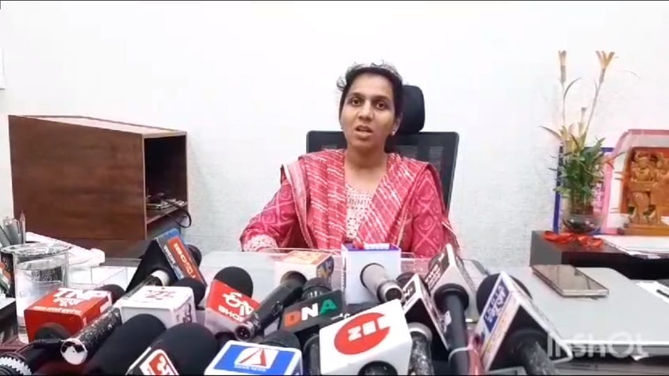 नम्रता गांधी, कलेक्टर