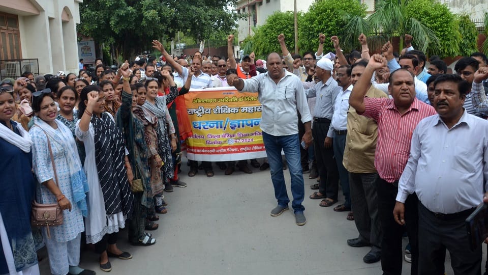 Teachers protest against online attendance