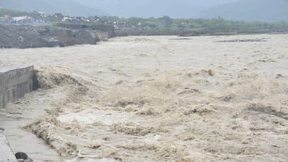Railway management canceled three trains due to rain in Lalkuan haldwani