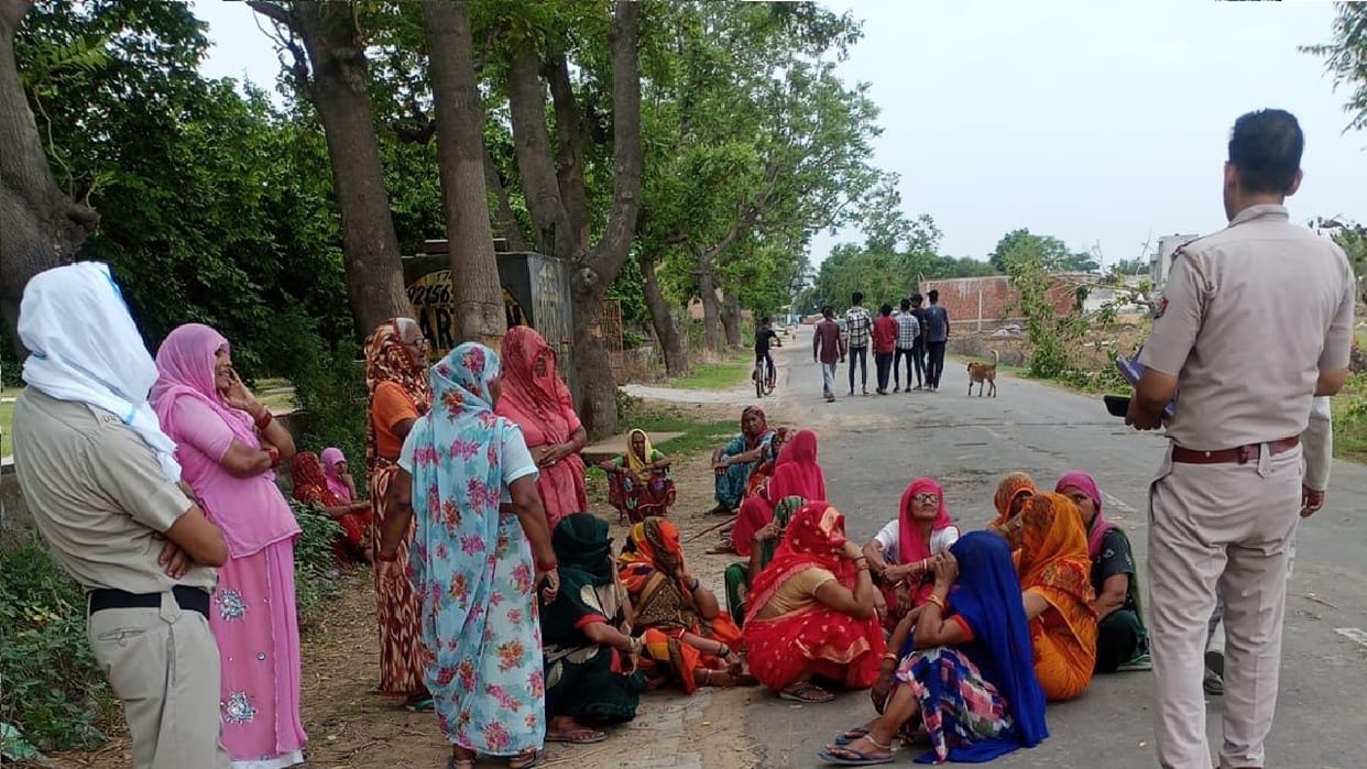 women stopped liquor contract running in village and staged a sit-in protest on road In Jhajjar