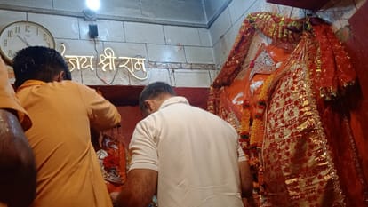 Raebareli: Rahul Gandhi offers prayer in Churwa Hanuman Mandir in Raebareli.