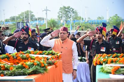 Kathua Terrorist Attack Dead Bodies of five martyrs reached Uttarakhand tribute paiying on Jolyrant Airport