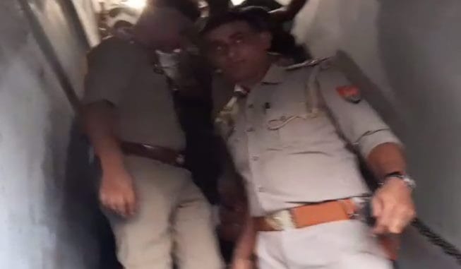 UP News: Meerut Police has raid in a salon Many couple caught inside
