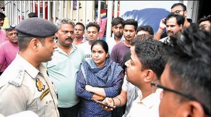 Raid in salon: allegations of prostitution by showing photos of young women, manager in custody