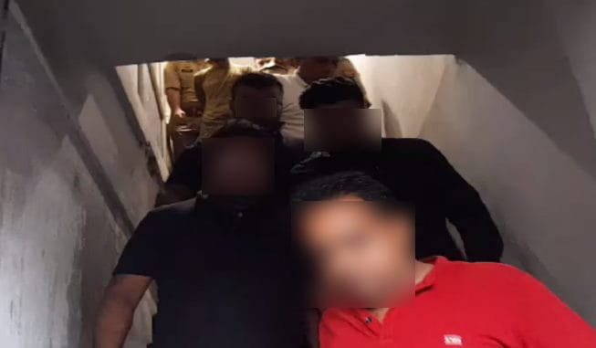 UP News: Meerut Police has raid in a salon Many couple caught inside