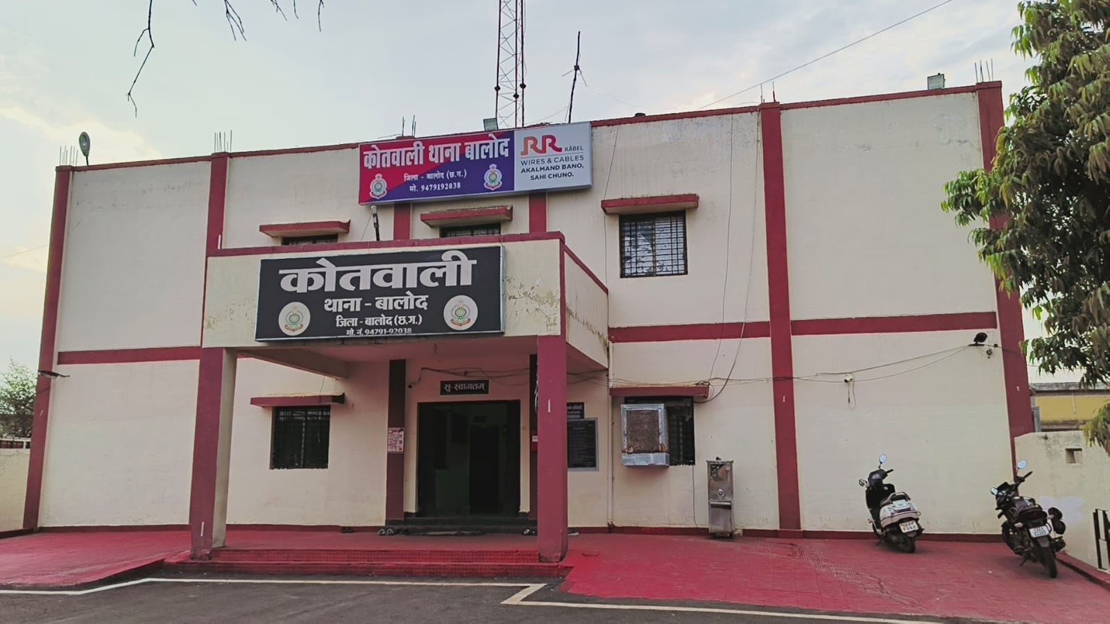 सड़क हादसे में तीन दोस्तों की मौत