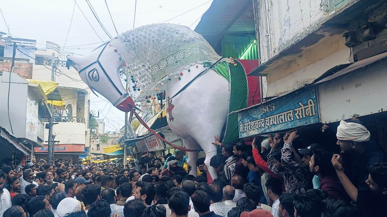 शाजापुर में मुहर्रम पर दुलदुल साहब को इमामबाड़े से निकाला गया।