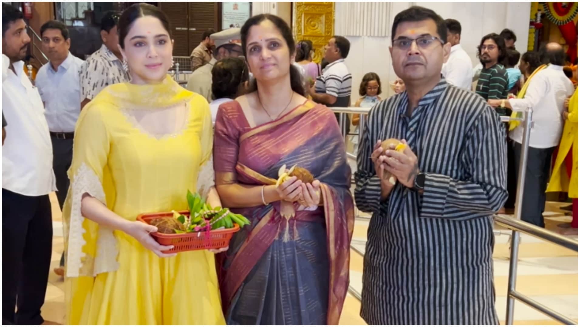 Munjya and Maharaj actress Sharvari Wagh was seen taking blessing in Shree Siddhivinayak Temple with Parent