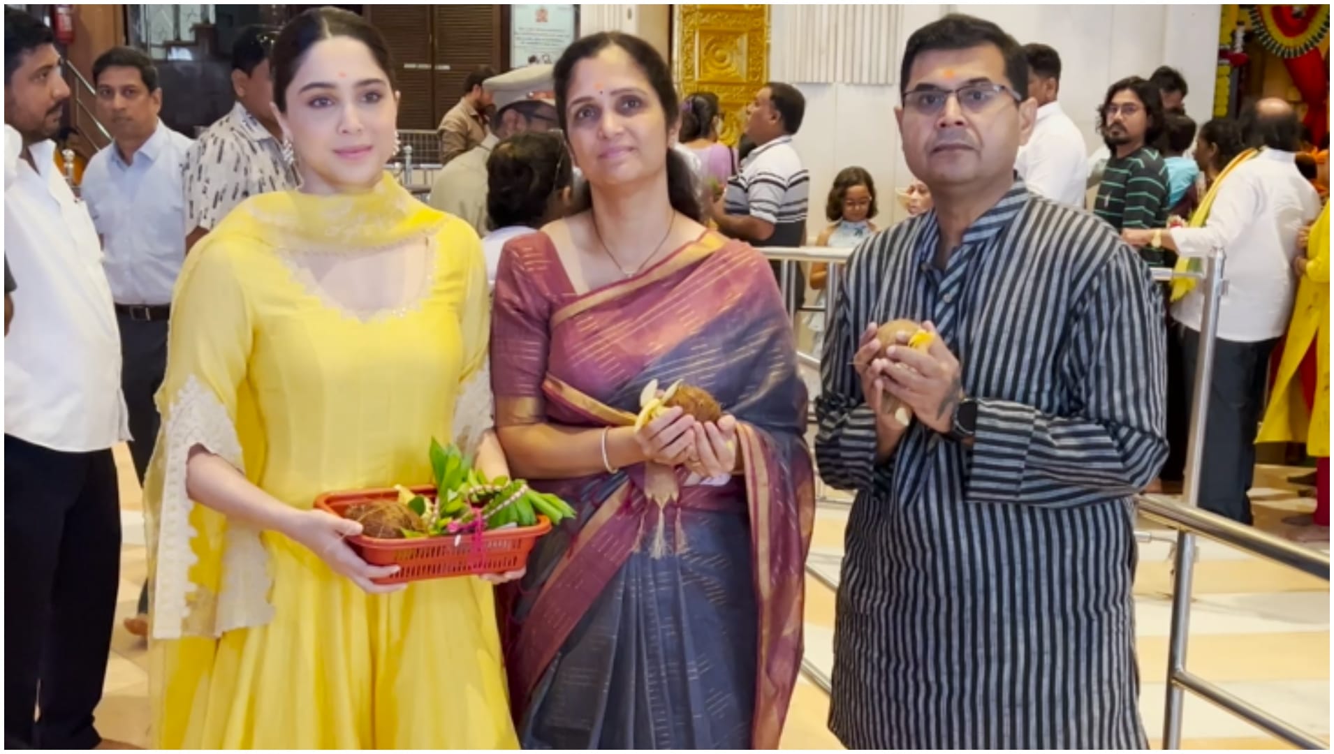 Munjya and Maharaj actress Sharvari Wagh was seen taking blessing in Shree Siddhivinayak Temple with Parent