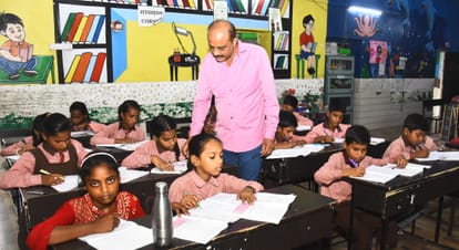 Digital Attendance: Akhilesh came out in support of teachers, teachers tied black bands, information about can