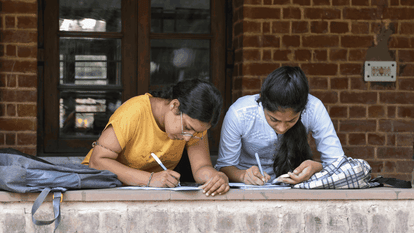 दिल्ली विश्वविद्यालय (डीयू) में छात्राएं