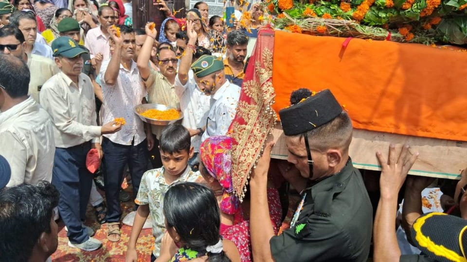 Kathua Terrorist Attack Martyr Vinod Funeral Sister Crying Badly with father and said Proud of my  Brother
