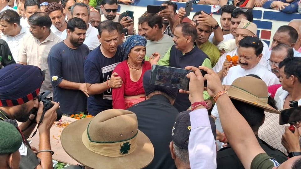 Kathua Terrorist Attack Martyr Vinod Funeral Sister Crying Badly with father and said Proud of my  Brother