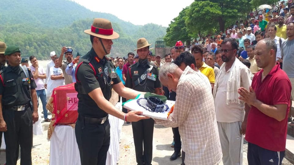 Kathua Terrorist Attack Martyr Vinod Funeral Sister Crying Badly with father and said Proud of my  Brother