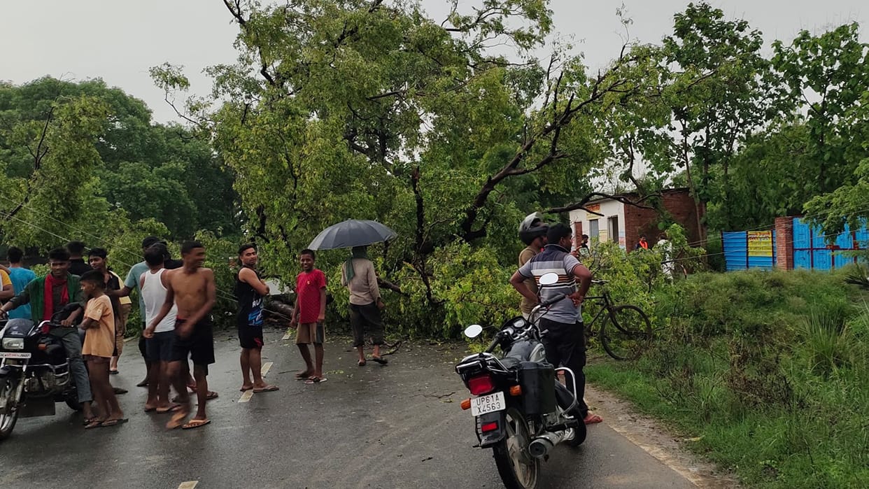 Woman died and eight injured due to lightning in ghazipur