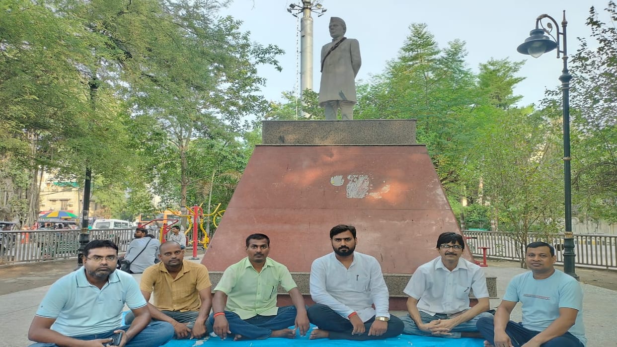 All-round protest against keeping Ad hoc teachers begins, Yuva Manch will submit memorandum after the prot