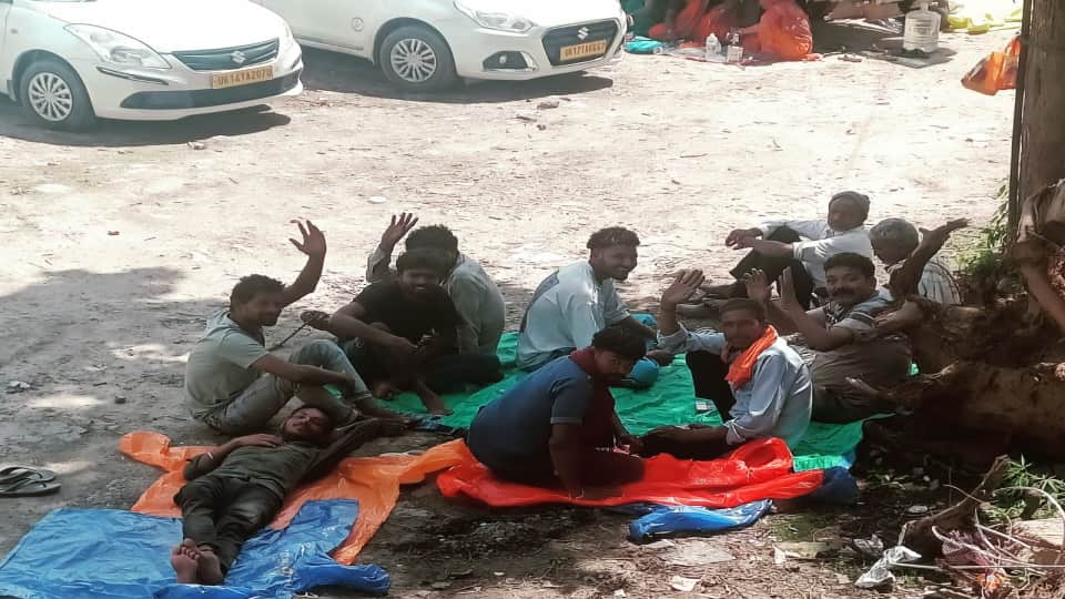 Badrinath highway Closed from Two days due to Landslide 3000 pilgrims stranded on way spent night in vehicles