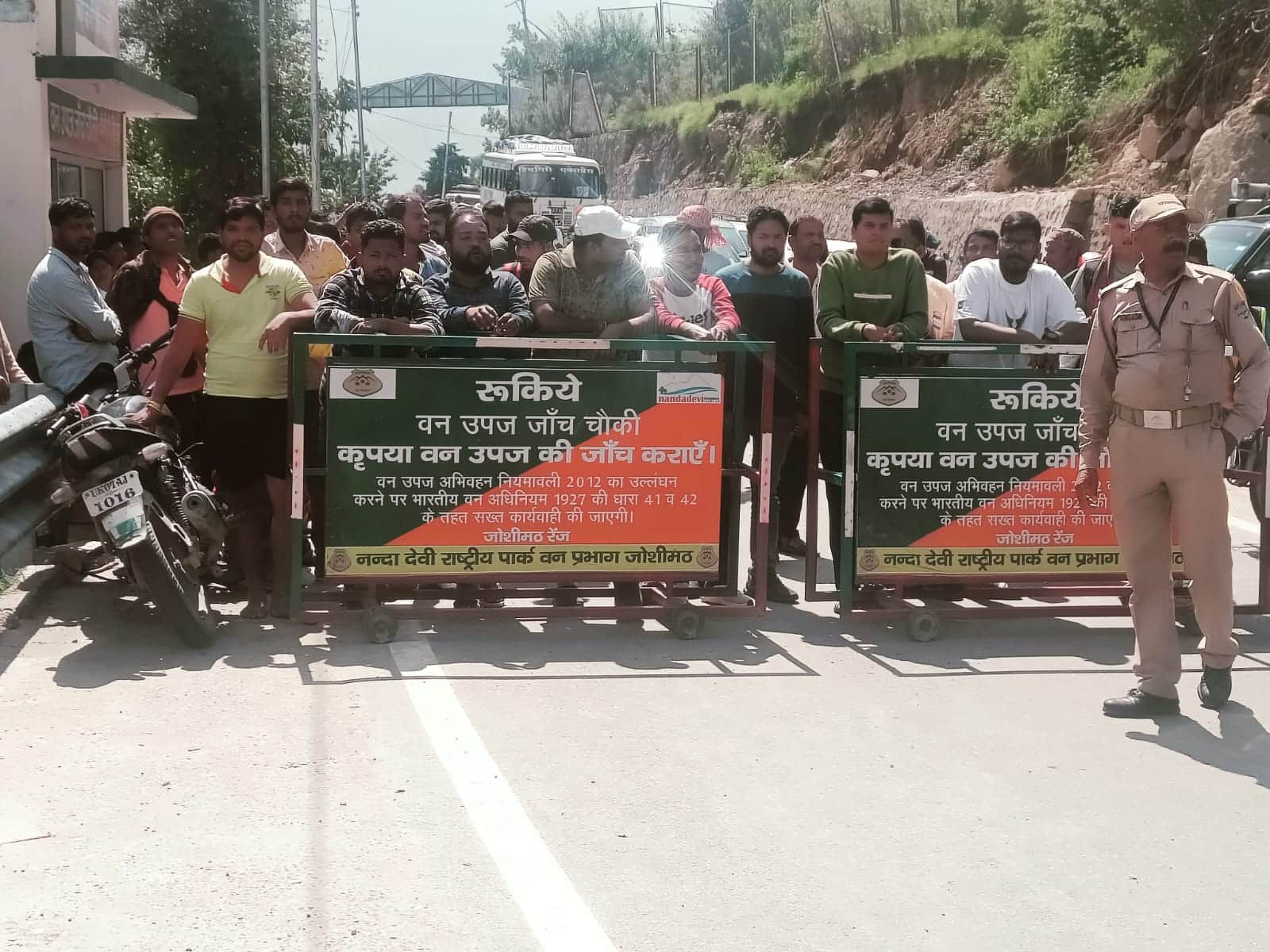 Badrinath highway Closed from Two days due to Landslide 3000 pilgrims stranded on way spent night in vehicles