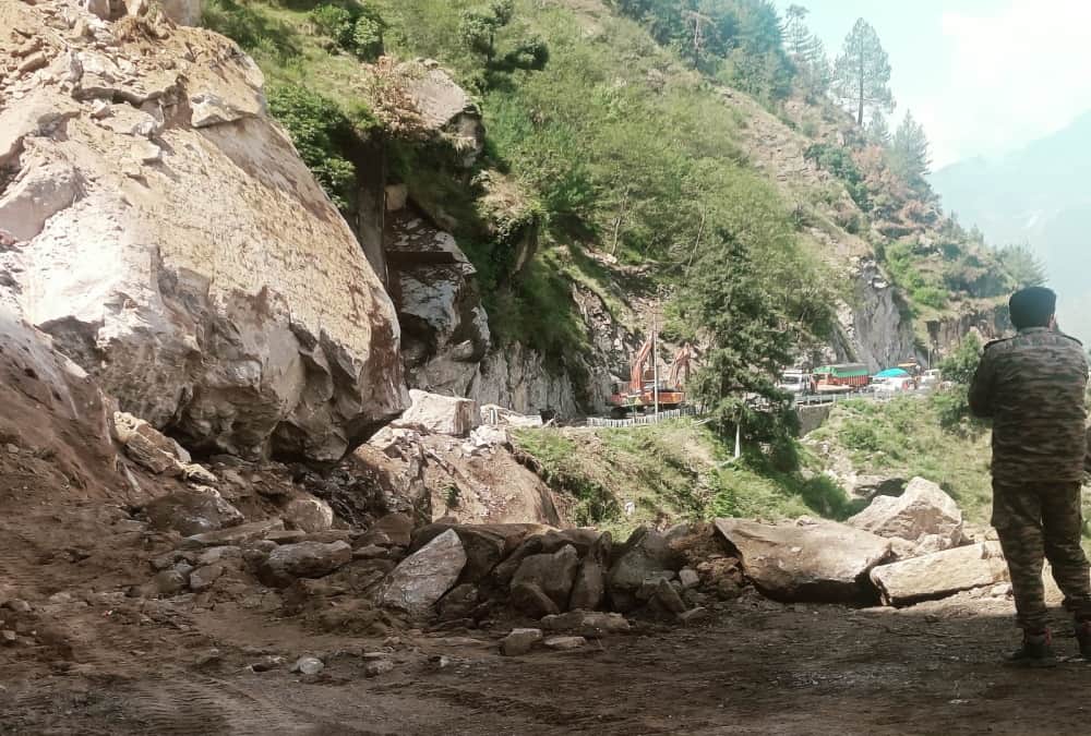 Badrinath highway Closed from Two days due to Landslide 3000 pilgrims stranded on way spent night in vehicles