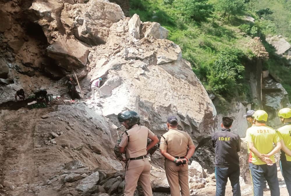 Badrinath highway Closed from Two days due to Landslide 3000 pilgrims stranded on way spent night in vehicles