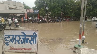 flood in UP 800 villages surrounded thousands of people migrated water on highway See Photos