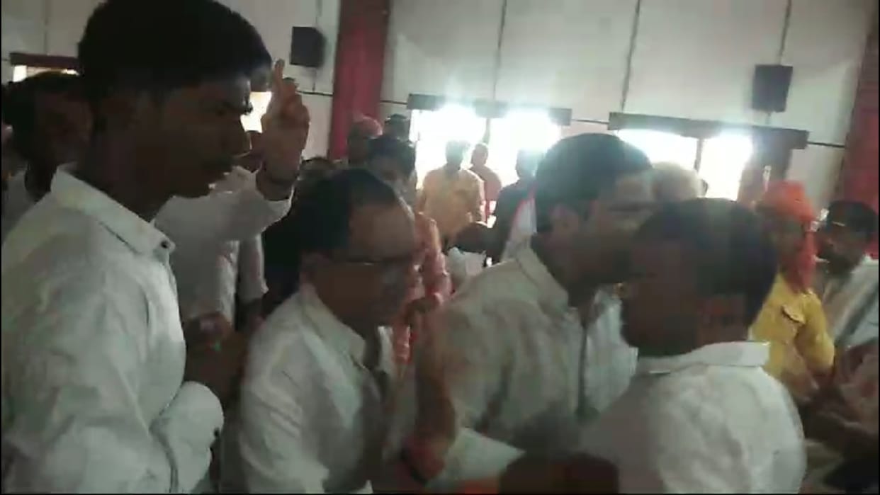 Ruckus by BJP workers in front of minister in Deoria
