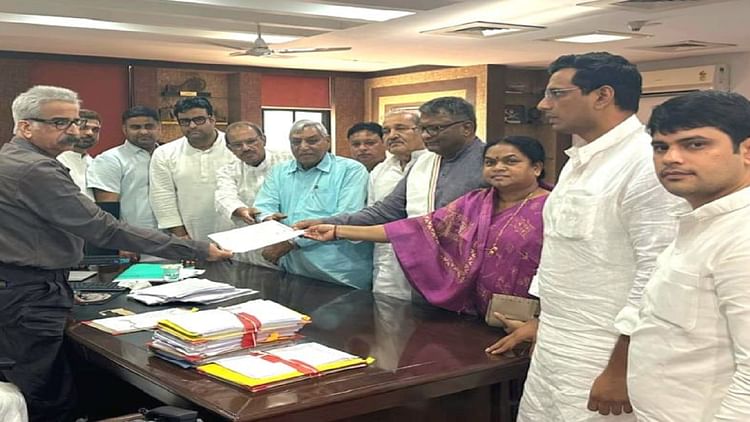 BalodaBazar violence:एनएसयूआई-युकां कार्यकर्ताओं की गिरफ्तारी पर कांग्रेस ने की DGP से मुलाकात;लगाए गंभीर आरोप