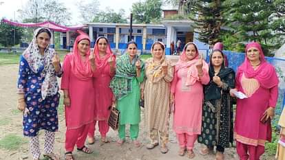 रोपा बूथ पर महिलाओं ने किया मतदान।