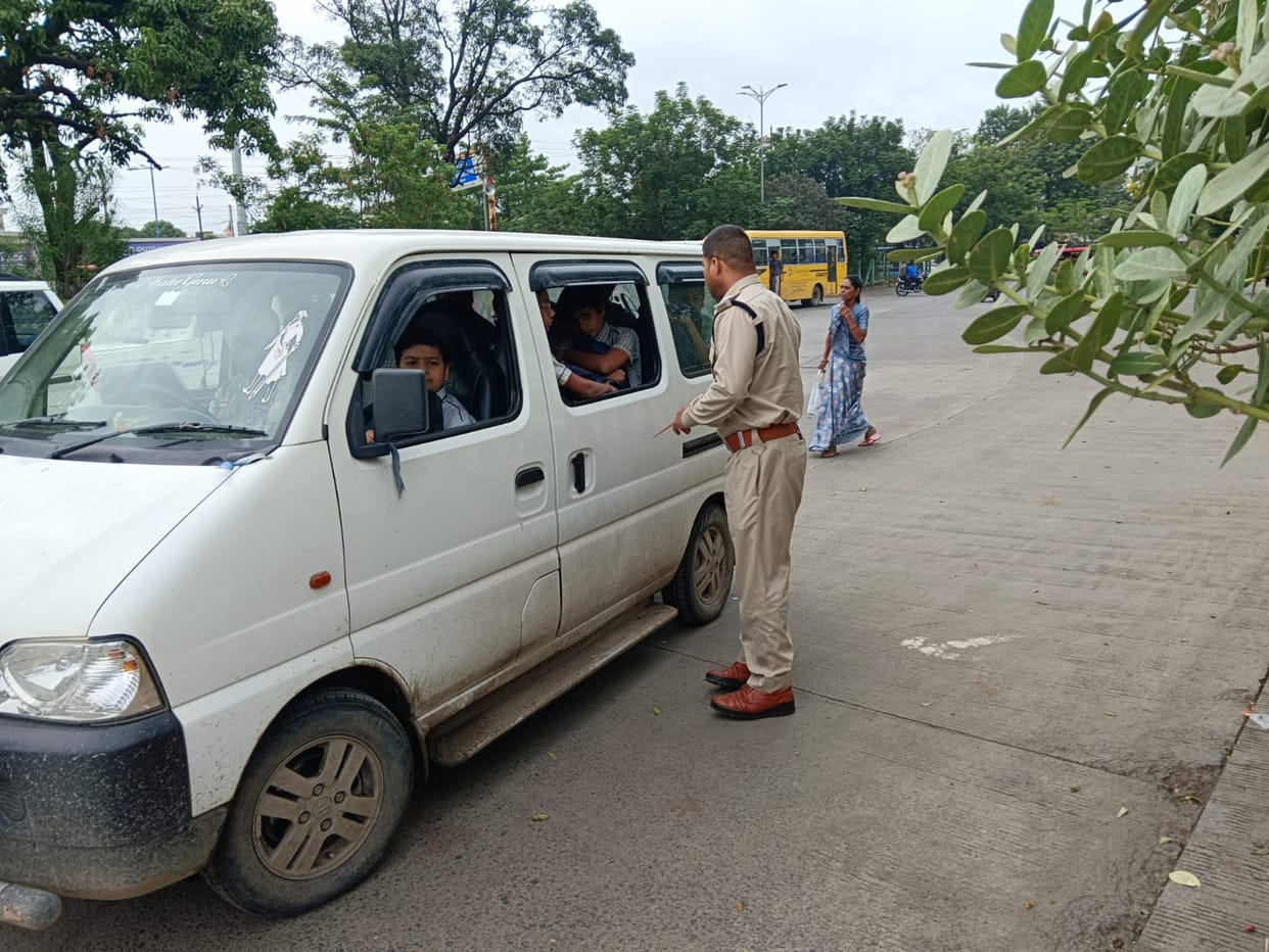Indore: Two school students fight with each other, serious injury on head due to hitting steel bottle