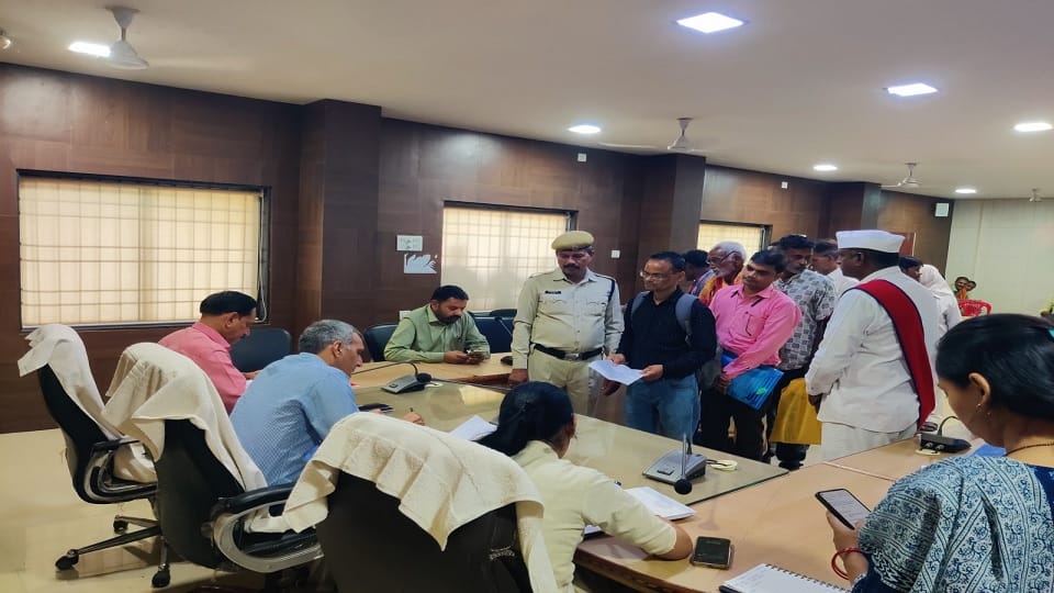 कलेक्टर ने लोगों से की चर्चा