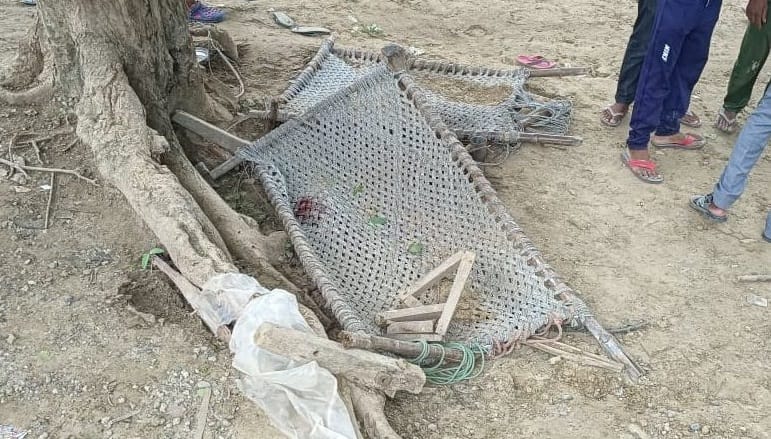 Hardoi accident, Six people were sitting on the cot, then the bus came like death, trampled everyone