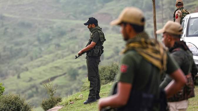 आतंकियों ने सेना के वाहन पर किया हमला, सेना ने घेर डाला पूरा इलाका