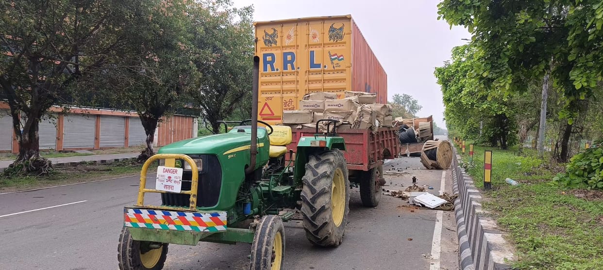 A container hits a dcm two died on IIM road Lucknow.