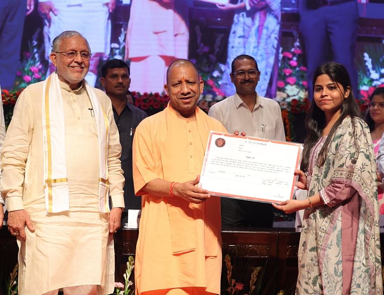 UP: सीएम योगी ने वितरित किए नियुक्ति पत्र, बोले- पहले जिले एक परिवार में बंटते थे और चाचा-भतीजा वसूली करते थे