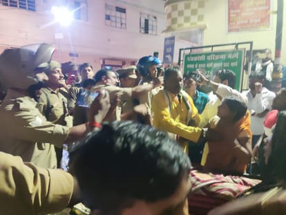 vegetable vendor committed suicide family protest keeping dead body in varanasi